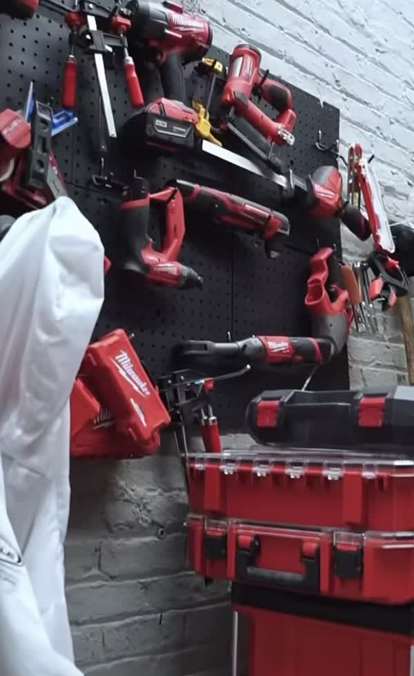 Professional tools at the EnyAutomotive body shop